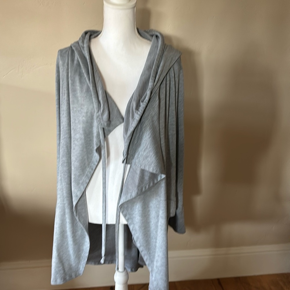 Super soft hooded sweater. Poly/rayon /spandex.
Two front pockets.